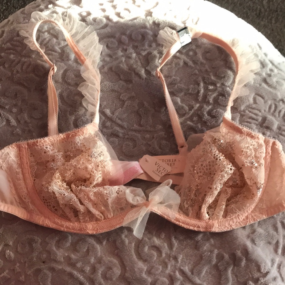 VICTORIAS SECRET PEACH CREAM LACE GEM BRA